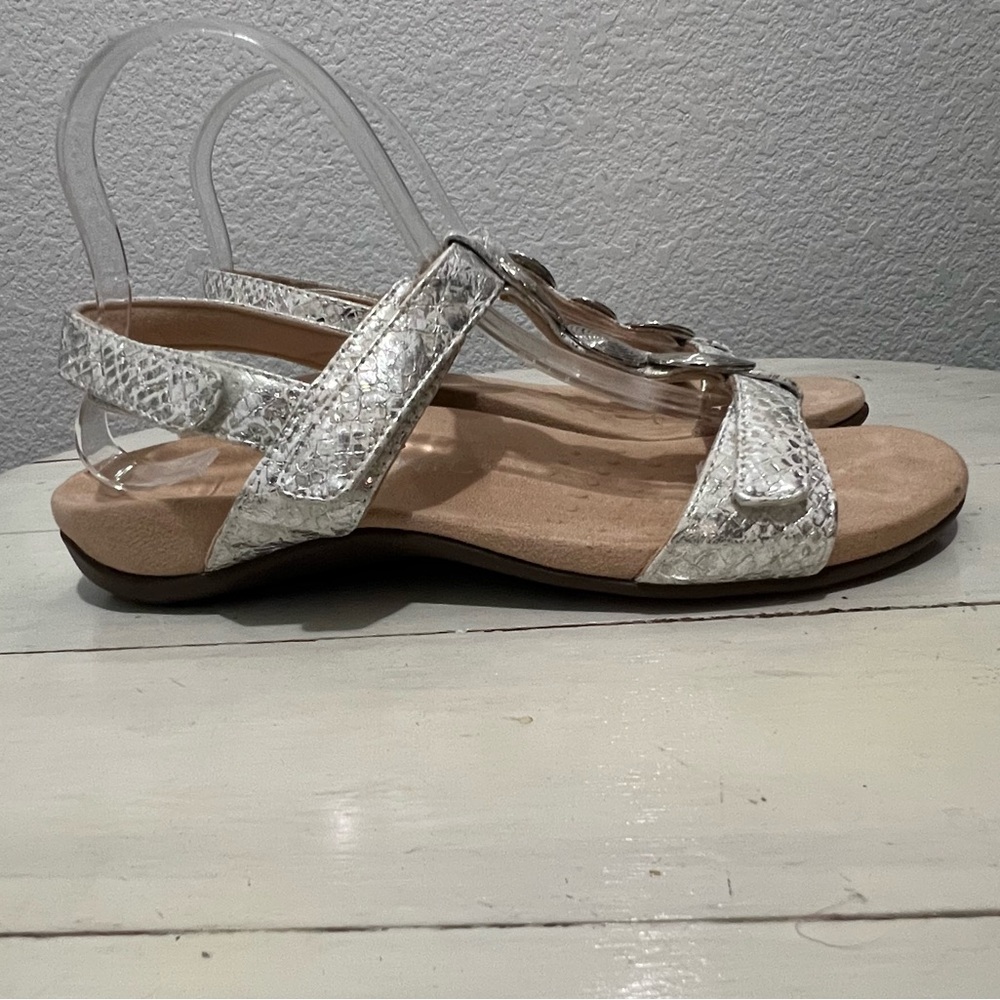 522eog Vionic Farrah Rest snakeprint Women's Silver and white  Sandals 8